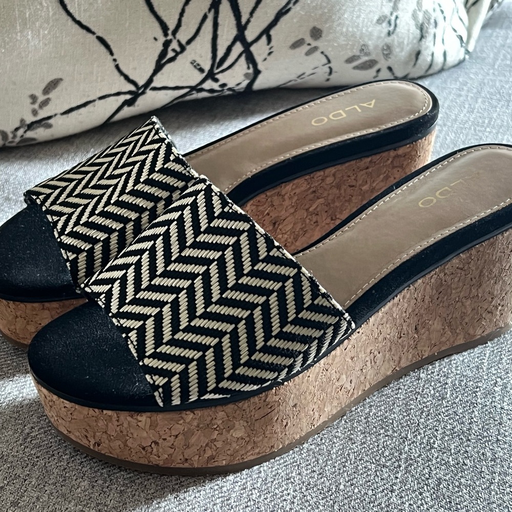 ALDO Platform sandals, new, size 6.